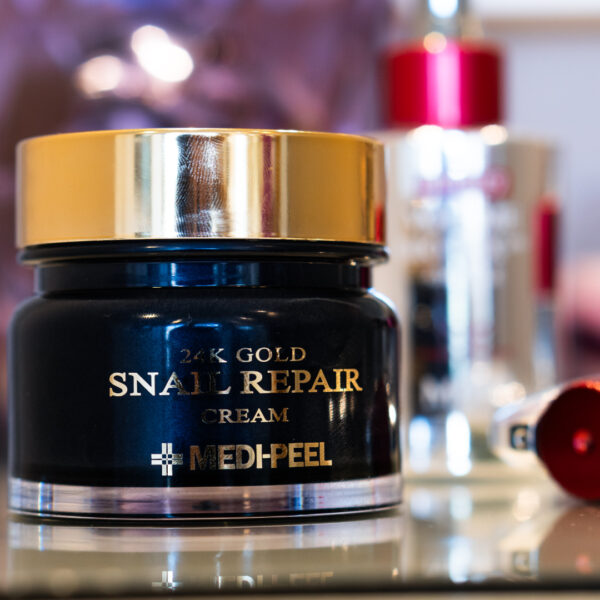 Hidrata, regenera y rejuvenece con efecto blanqueador.